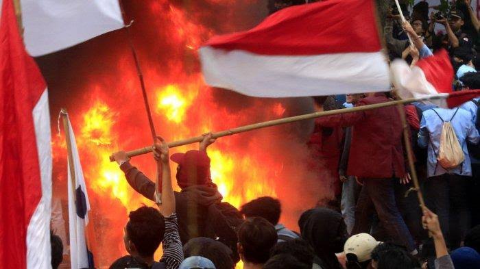 Protes Simbolik, Mahasiswa Soroti Dosa-Dosa Politik Jokowi dalam 10 Tahun Terakhir