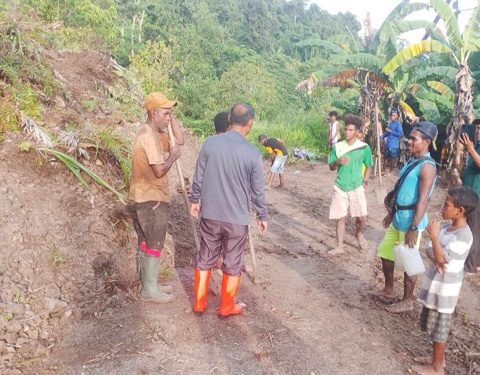 Gerak Cepat! Wakil Bupati Kepulauan Yapen Tinjau Lokasi Longsor di Wanampompi